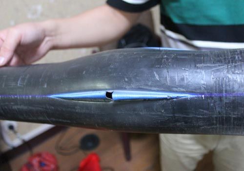 爆裂的水管，像被刀劃開一樣