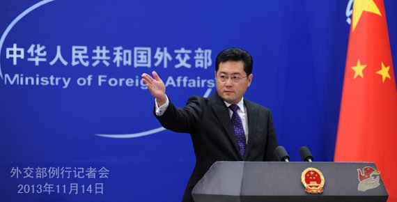 2013年11月14日，外交部發(fā)言人秦剛主持例行記者會(huì)。