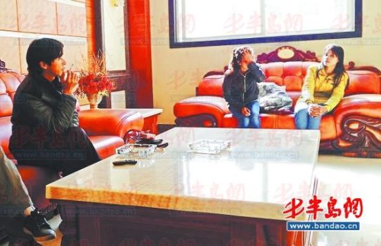 鄱陽(yáng)湖鄉(xiāng)村大酒店內(nèi)，兩個(gè)本地男子帶著兩個(gè)外籍女子給記者