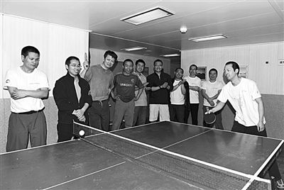 5日，“雪龍”號上的科考隊員在進行乒乓球比賽。新華社發(fā)