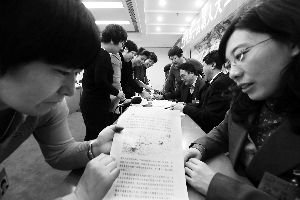 人大代表們就各自關(guān)心的話題熱烈討論。