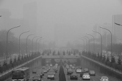 東三環(huán)農(nóng)展橋附近能見(jiàn)度很低。