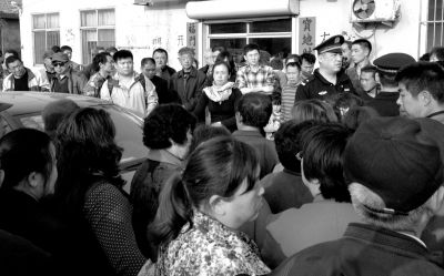 警方趕到現(xiàn)場，處理車胎被扎事件。