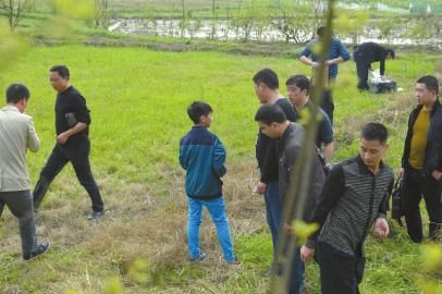 少年指認(rèn)藏槍地點(diǎn)。