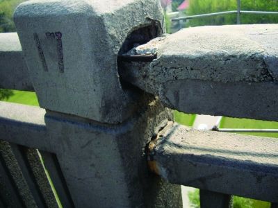 圖為大橋17號墩處橋面裂縫。梅建明 攝