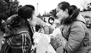 墓區(qū)服務(wù)員（右）見證了喪葬“綠化進程”。新華社發(fā)