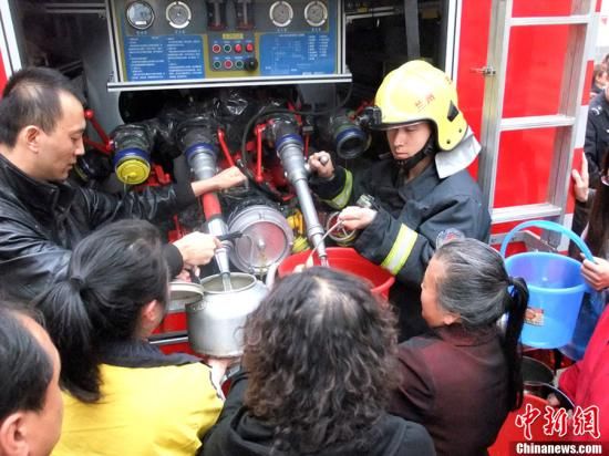 　4月11日，蘭州市自來水苯含量嚴重超標，蘭州啟動公共突發(fā)事件應(yīng)急機制，緊急調(diào)配安全水源在居民區(qū)投放，圖為消防隊給西固蘭玻西社區(qū)居民送來水，市民排隊取水。裴強 攝 圖片來源：東方IC 版權(quán)作品 請勿轉(zhuǎn)載