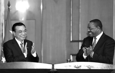 ▲國務(wù)院總理李克強在亞的斯亞貝巴與埃塞俄比亞總理海爾馬里亞姆會談后，共同會見記者。 新華社發(fā)