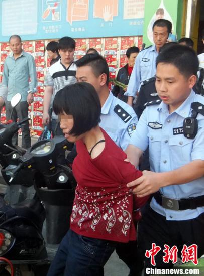  5月8日上午8時(shí)10分左右，江西省撫州市黎川縣日峰鎮(zhèn)家家樂超市發(fā)生一起持刀傷人案件。