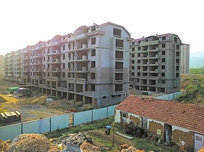 住宅樓的外立面還未裝修，但據(jù)售樓處工作人員介紹，第一批開盤已經(jīng)賣掉了99套。