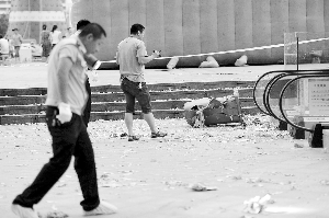 自動(dòng)扶梯口旁垃圾桶突然爆炸,現(xiàn)場(chǎng)一片狼藉 自動(dòng)扶梯口旁垃圾桶突然爆炸,現(xiàn)場(chǎng)一片狼藉