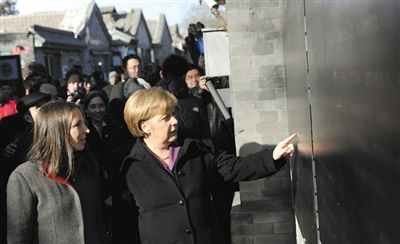 2012年2月2日，北京，默克爾來(lái)到南鑼鼓巷游覽。