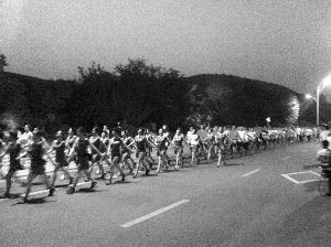 廣場(chǎng)舞大媽“轉(zhuǎn)行”，徐州每晚萬(wàn)人暴走