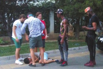 外籍男子路邊發(fā)現(xiàn)醉漢將其圍住。