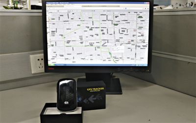 記者花近400元網(wǎng)購的定位監(jiān)聽器，能通過短信激活，進(jìn)行實(shí)時(shí)監(jiān)聽。