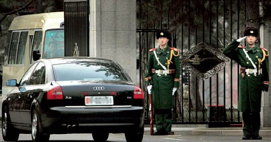 公車改革的經(jīng)濟(jì)賬 編輯制圖:《中國經(jīng)濟(jì)周刊》采制中心 公車改革的經(jīng)濟(jì)賬 編輯制圖:《中國經(jīng)濟(jì)周刊》采制中心