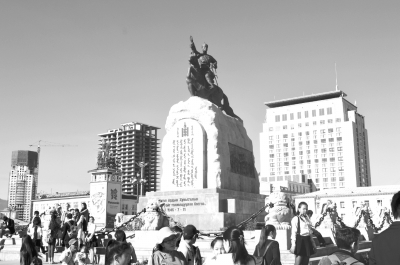 　圖為烏蘭巴托市成吉思汗廣場(chǎng)一角。 馬振華攝