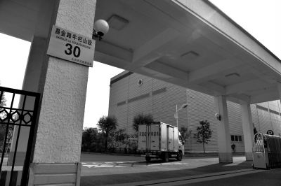 一輛貨車正駛進紅會備災倉庫。京華時報記者 趙思衡 攝