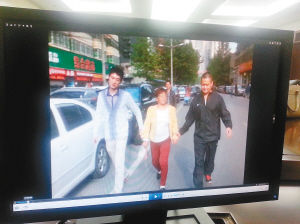 便衣民警將一名“站街女”帶回調(diào)查 記者王海鵬翻拍 便衣民警將一名“站街女”帶回調(diào)查 記者王海鵬翻拍