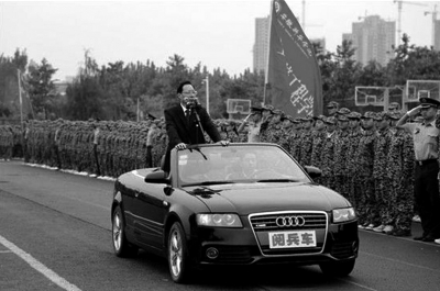 安徽新華學院院長乘敞篷車“閱兵”場面。網(wǎng)絡截圖