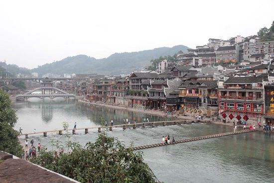 鳳凰古城以被吐槽七次高居最想吐槽榜榜首，而這七次吐槽全部來自在鳳凰古城隨機采訪的10名游客中。