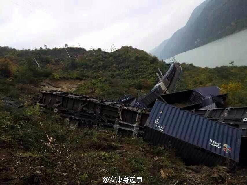 襄渝鐵路旬陽(yáng)至棕溪上行線發(fā)生山體塌方，致使75228次貨物列車8節(jié)車廂脫線。圖片來源于網(wǎng)絡(luò)