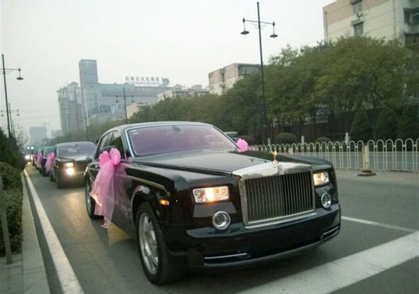 　11月23日，河北唐山街頭現價值超過2個億的婚禮車隊。