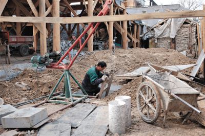 東城區(qū)北鑼鼓巷與小經(jīng)廠胡同之間一處四合院內(nèi)，工人進(jìn)入已經(jīng)挖好的地下室內(nèi)施工。