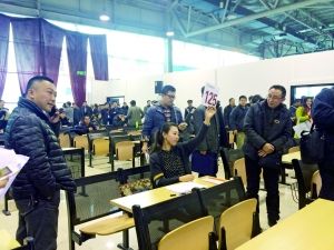 　首批中央和國家機(jī)關(guān)公車第三場拍賣現(xiàn)場。賈悅/攝