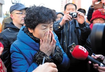 2月9日，呼格吉勒?qǐng)D的母親尚愛云在旁聽趙志紅案后，接受媒體采訪時(shí)落淚。新華社記者 任軍川 攝