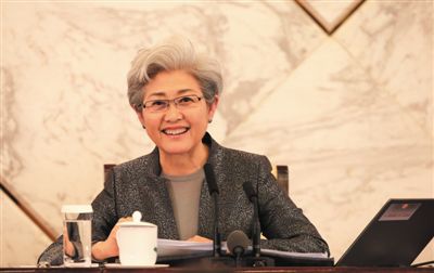 3月4日，十二屆全國人大三次會議在人民大會堂舉行新聞發(fā)布會，大會發(fā)言人傅瑩回答中外記者的提問。