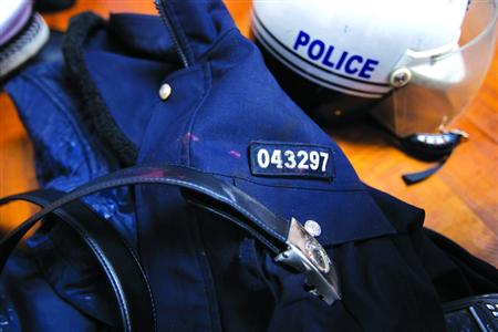 在閔行區(qū)虹橋派出所的一角，擺放著茆盛泉曾經(jīng)最愛的警服。“043297”的警號(hào)、深色的警服依稀可見已經(jīng)凝固的血跡，警用皮帶也斷裂了。