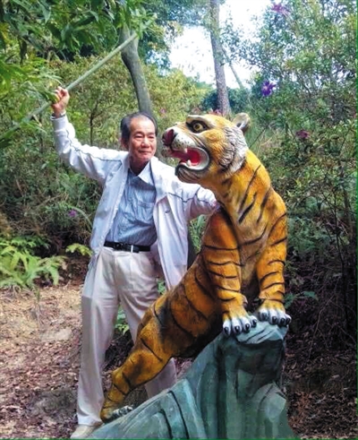 2015年1月10日，區(qū)少坤到廣東肇慶九龍湖游玩，拍攝打虎圖。