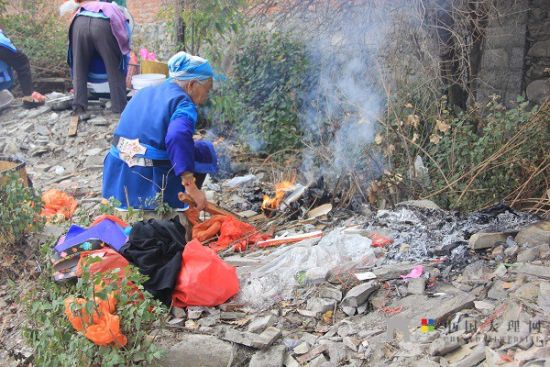 老人們準(zhǔn)備好松香紙錢等祭祀用品，虔誠(chéng)祈福。
