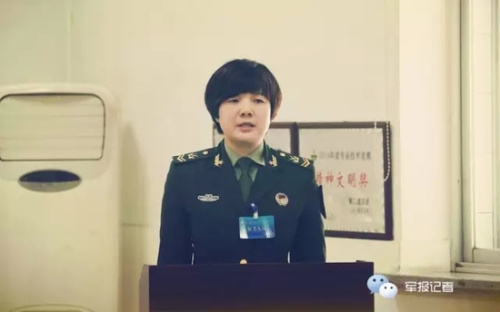 解放軍首位女士官長上崗 著裝由總部專設(shè)