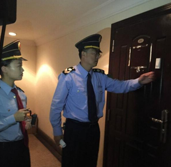 青島市衛(wèi)生監(jiān)督所的工作人員在郝愛勇診所執(zhí)法。