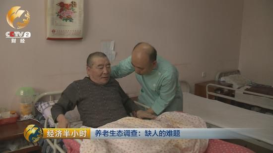 每天凌晨5點多，老姜就起床。幫老人挨個洗臉，口腔護理，換尿墊，擦身。