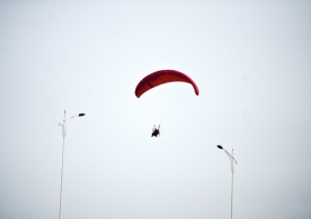 10月25日下午，動(dòng)力傘從一對(duì)路燈上空飛過(guò)