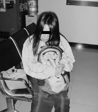 扮學(xué)生妹乞討的女子。