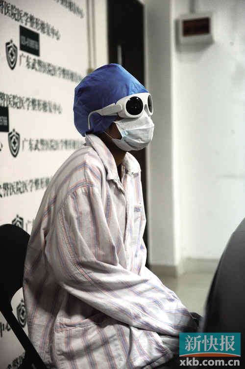 小美見媒體時把自己遮掩得嚴(yán)嚴(yán)實實　