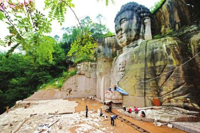 佛像雕刻現(xiàn)場(chǎng)。