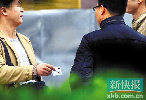 在進(jìn)行了近半個(gè)月暗訪調(diào)查中，有證販子告訴記者稱，二代身份證買賣已形成產(chǎn)業(yè)鏈，不僅貨源穩(wěn)定，生意也是相當(dāng)紅火?！稣褟V場(chǎng)附近，一名男子正向記者兜售二代身份證。