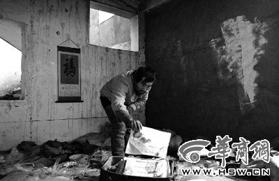 　西安市解放路與東大街十字西北角的一棟待拆遷的樓房中，陳露山整理自己每天看的報紙