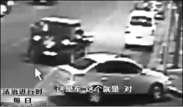 事發(fā)現(xiàn)場(chǎng)監(jiān)控錄像顯示，白圈內(nèi)的被害人老丁，正在牧馬人越野車(chē)旁收費(fèi)。 圖片來(lái)自電視截圖