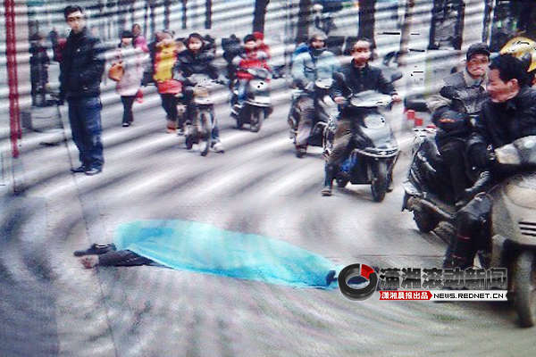 2月4日早上8時30分許，長沙人民中路255號一棟住宅樓露天樓梯6樓頂部，一名三十多歲的中年男子跳下