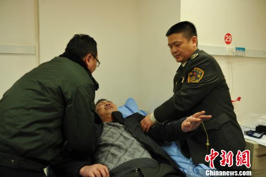 被“黑車”頂跑近5公里的執(zhí)法隊(duì)員周應(yīng)鑄被送至醫(yī)院急救?！￠Z成全　攝