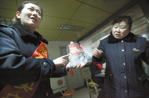 　車站人員在講述當(dāng)時(shí)情況，一桶5斤的白酒已被喝掉大半記者周杰攝