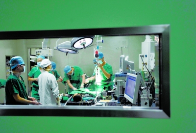 昨晚，醫(yī)生為小進進做截肢手術(shù)。