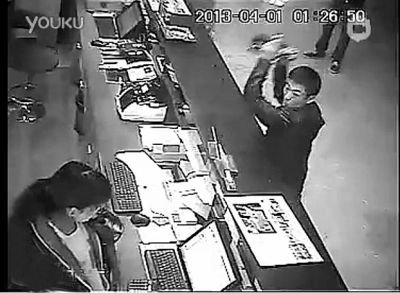 另一同行男子，操起柜臺上的擺件，用力砸向女服務員面部。