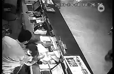 第三名白衣男子沖進柜臺內(nèi)對女服務員一頓拳打腳踢。